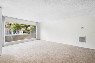 5600 Kensington Way in Culver City, CA - Building Photo - Building Photo