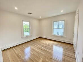 40 E Maple St in New Canaan, CT - Building Photo - Building Photo