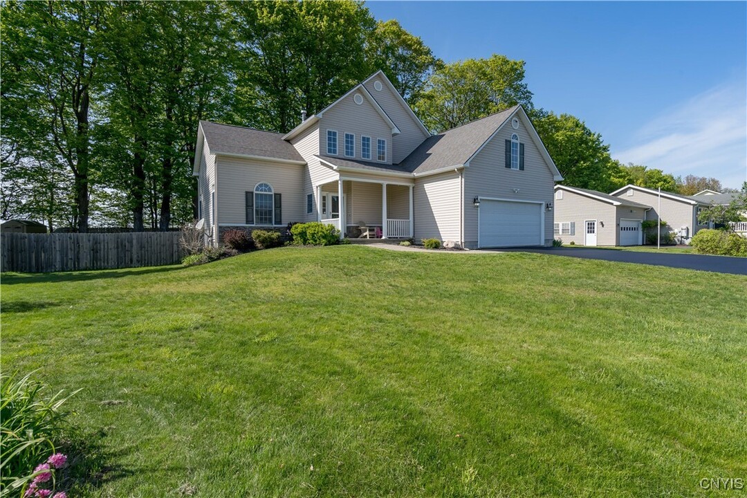 117 MillCreek Ln in Sackets Harbor, NY - Building Photo