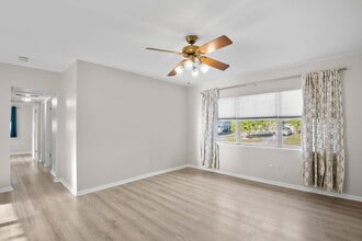 5600 33rd Ave N in St. Petersburg, FL - Foto de edificio - Building Photo