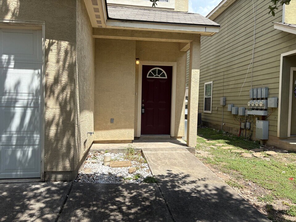 7811 Kingsbury Way in San Antonio, TX - Foto de edificio