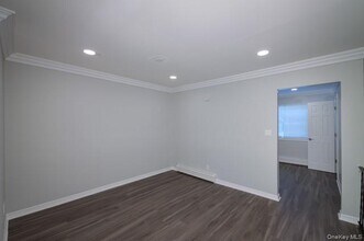 21 Brentwood Rd in Bay Shore, NY - Building Photo - Building Photo