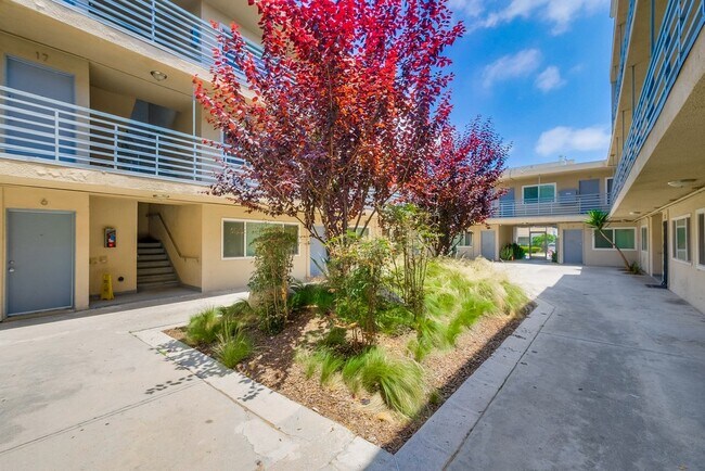 6113 8th Ave in Los Angeles, CA - Foto de edificio - Building Photo