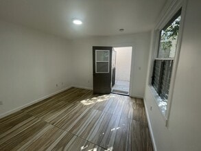 202 Bicknell Ave, Unit UNIT 8 in Santa Monica, CA - Building Photo - Building Photo