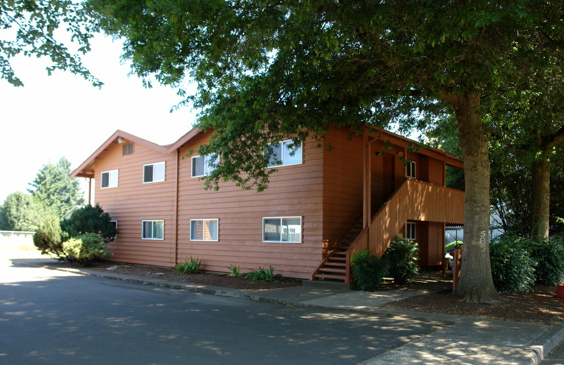 585 Lone Oak Ave in Eugene, OR - Building Photo