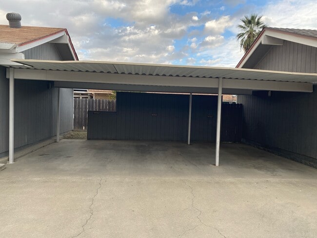 1034 Kaweah St in Hanford, CA - Foto de edificio - Building Photo