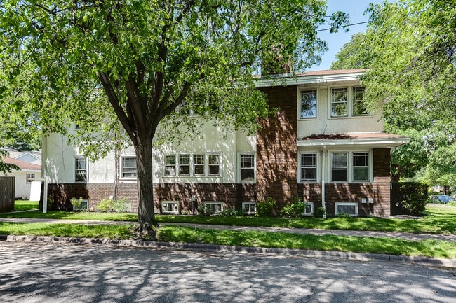4656 Bryant Ave S, Unit #1 in Minneapolis, MN - Foto de edificio - Building Photo