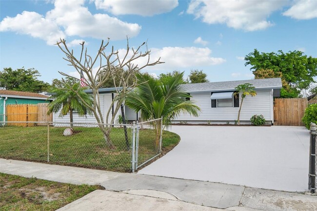 3883 Chickasha Rd in Atlantis, FL - Building Photo - Building Photo