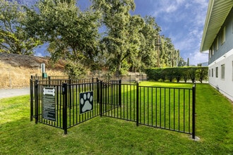 Meadowbrook Apartments in West Sacramento, CA - Building Photo - Building Photo