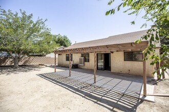43111 Weyand Ct in Lancaster, CA - Foto de edificio - Building Photo