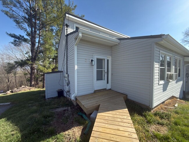 7074 Hickman Cemetery Rd in Radford, VA - Building Photo - Building Photo