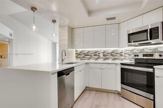 3605 NE 207th St, Unit 2314 in Miami, FL - Building Photo - Building Photo