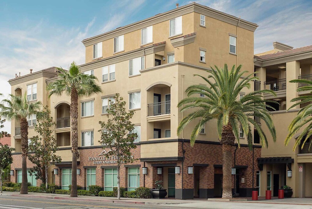 Pinnacle at Fullerton in Fullerton, CA - Foto de edificio