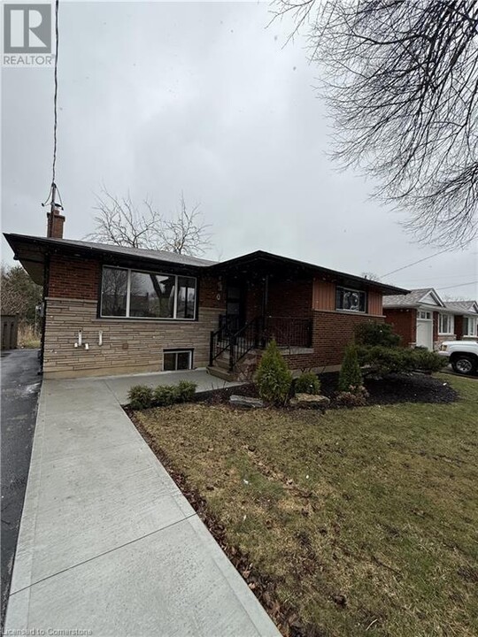 10 Fisher Crescent in Hamilton, ON - Building Photo