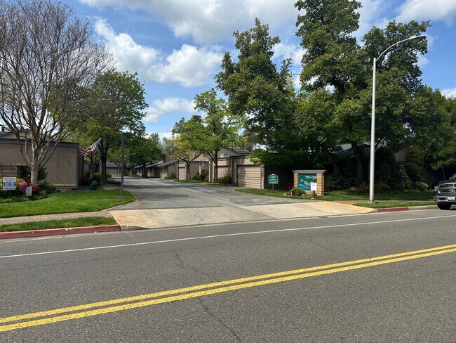 1911 Bechelli Ln in Redding, CA - Building Photo - Building Photo