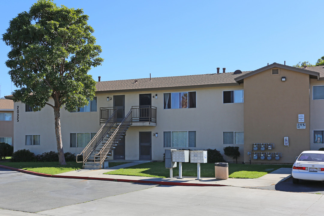 Alaquinas Apartments in San Ysidro, CA - Foto de edificio