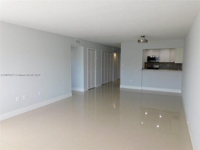 6930 NW 186th St in Hialeah, FL - Building Photo - Building Photo