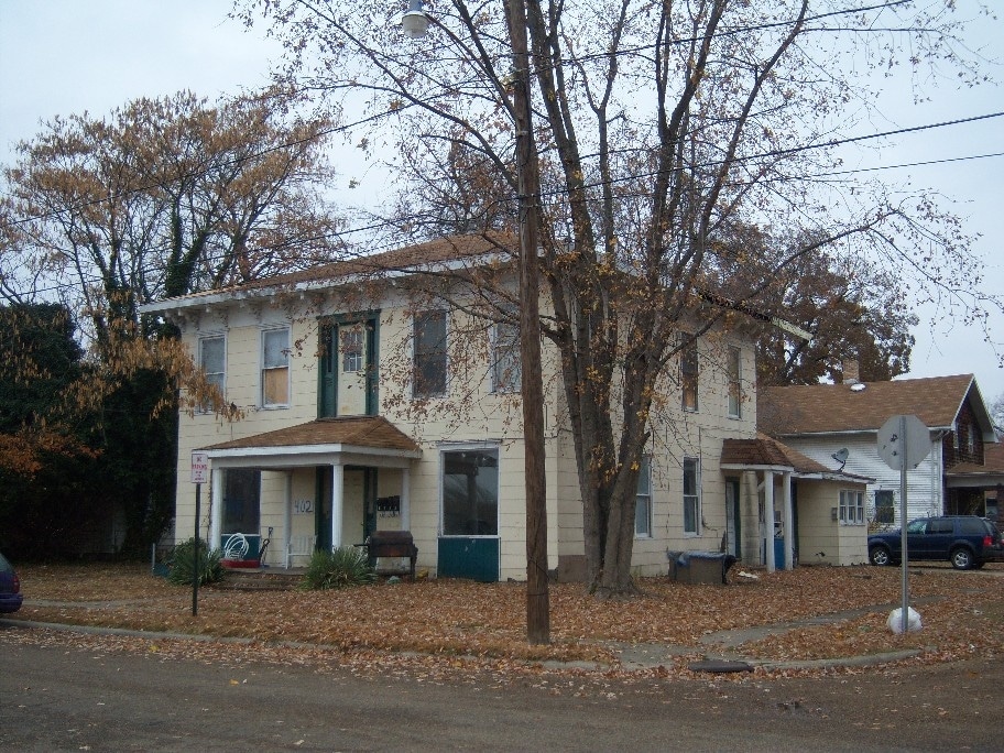 402 W Schwartz St in Salem, IL - Foto de edificio
