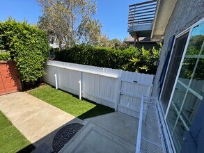 526 Brooks Ave, Unit Front Unit in Venice, CA - Building Photo - Building Photo