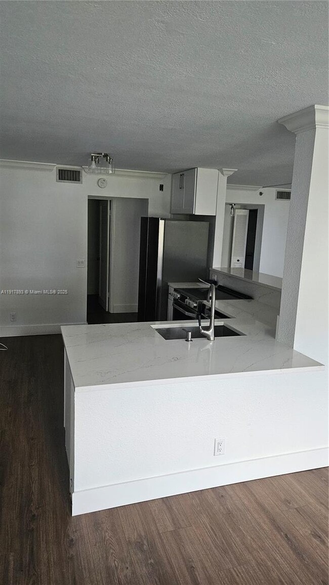 105 Lake Emerald Dr in Oakland Park, FL - Building Photo - Building Photo