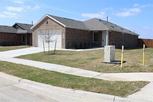 2100 Neyland Dr in Ennis, TX - Building Photo