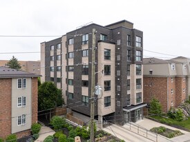 176 Regina St N in Waterloo, ON - Building Photo