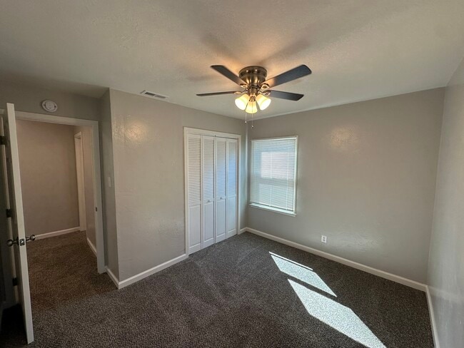 1905 Sunny Vista Ave in Modesto, CA - Foto de edificio - Building Photo