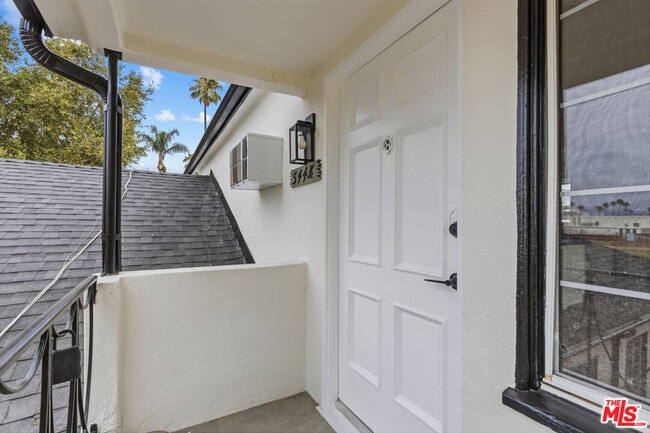 property at 544 1/2 N Genesee Ave