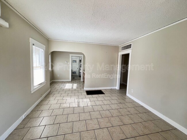 4476 E Washington Ave in Fresno, CA - Building Photo - Building Photo