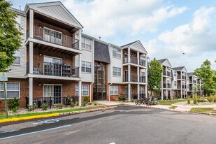 Oak Tree Village in Edison, NJ - Building Photo