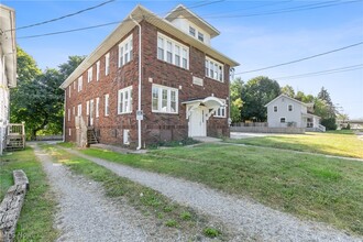 633 Brown St in Akron, OH - Foto de edificio - Building Photo