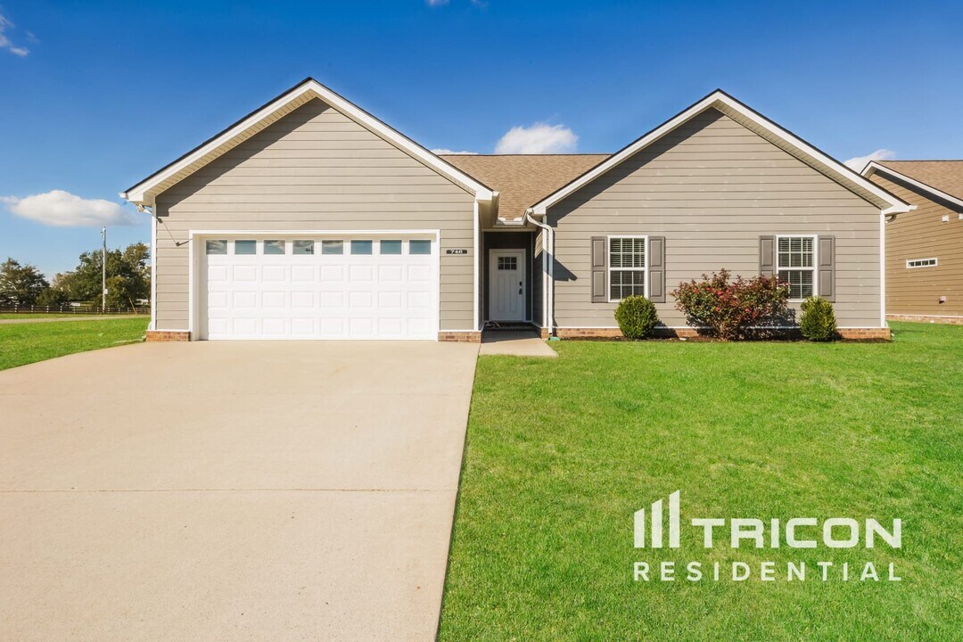 746 W Coker Way in Spring Hill, TN - Building Photo