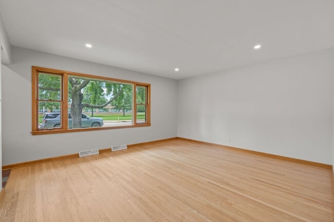 815 N Roosevelt Ave in Oconomowoc, WI - Building Photo - Building Photo
