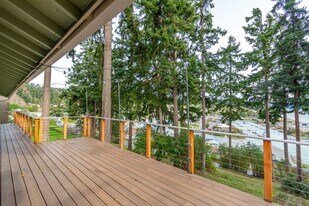 2180 Aurora Ct in Oak Harbor, WA - Building Photo