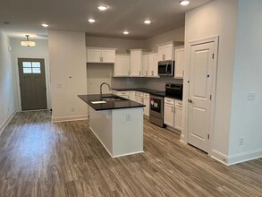 923 SE Broad St, Unit B5 in Murfreesboro, TN - Building Photo - Building Photo