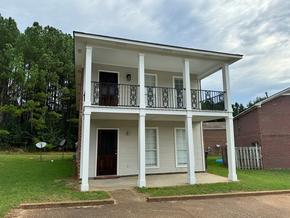 402 Saddle Creek Dr in Oxford, MS - Building Photo