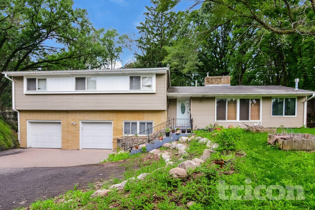 13516 Grand Ave in Burnsville, MN - Building Photo