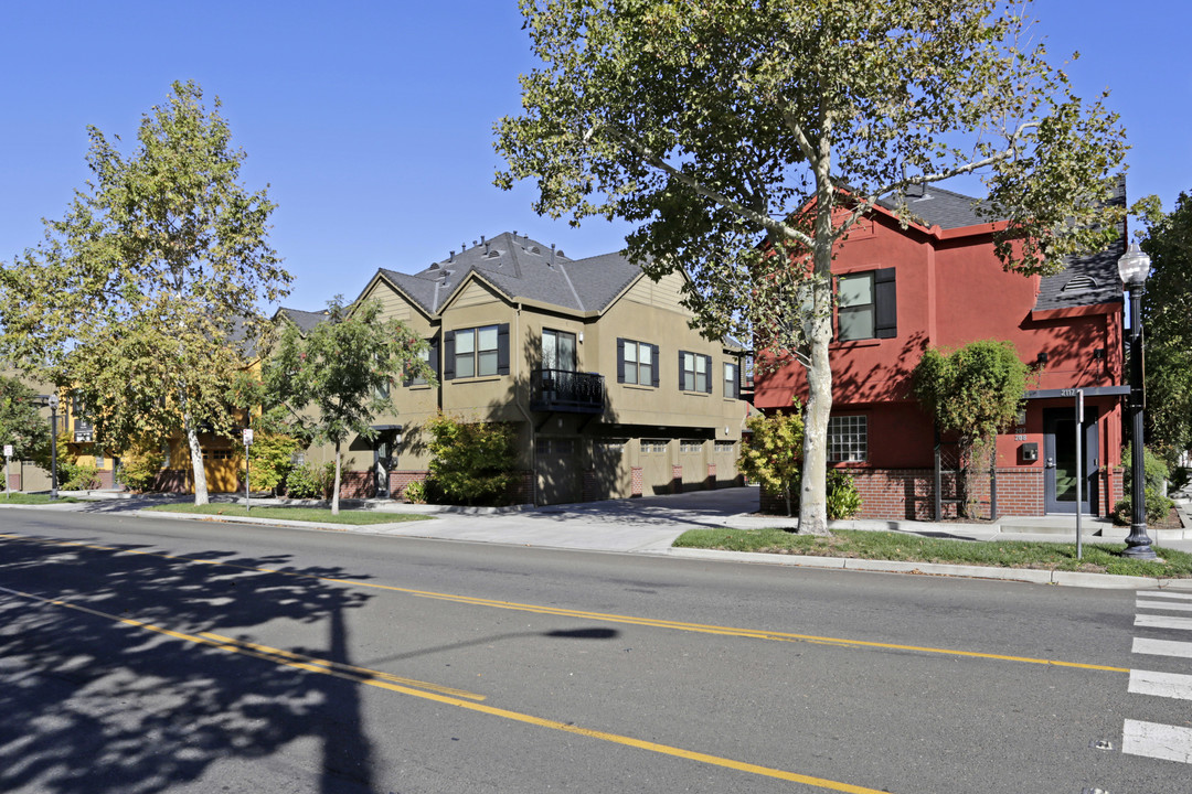 Whiskey Hill Lofts in Sacramento, CA - Building Photo