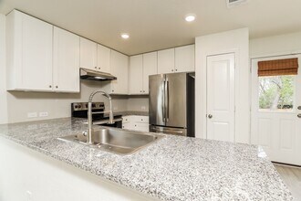 7011 Randado Ct in San Antonio, TX - Foto de edificio - Building Photo