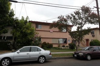 7412 Canby Ave in Reseda, CA - Building Photo - Building Photo