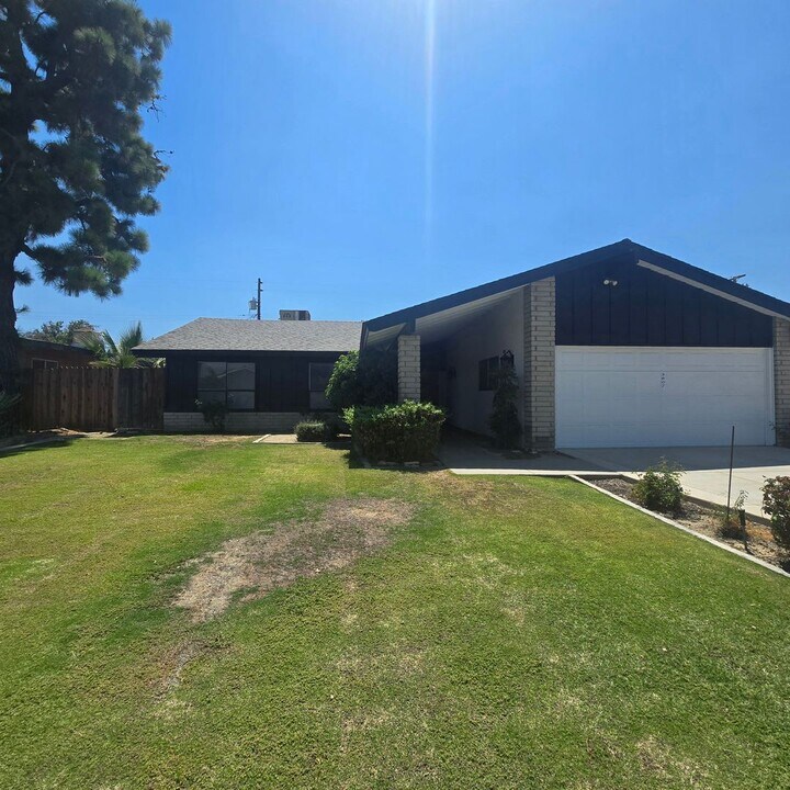 3807 Rickey Way in Bakersfield, CA - Building Photo