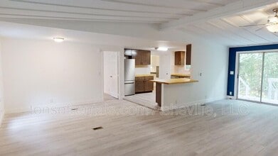 32 Little Dove Ct in Hendersonville, NC - Building Photo - Building Photo