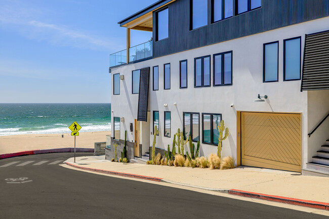 2200 The Strand, Unit B in Manhattan Beach, CA - Building Photo - Building Photo