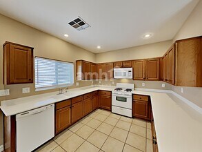 8813 Red Fox Dr in Las Vegas, NV - Foto de edificio - Building Photo