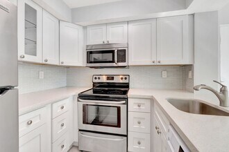 752 Executive Center Dr in West Palm Beach, FL - Building Photo - Building Photo