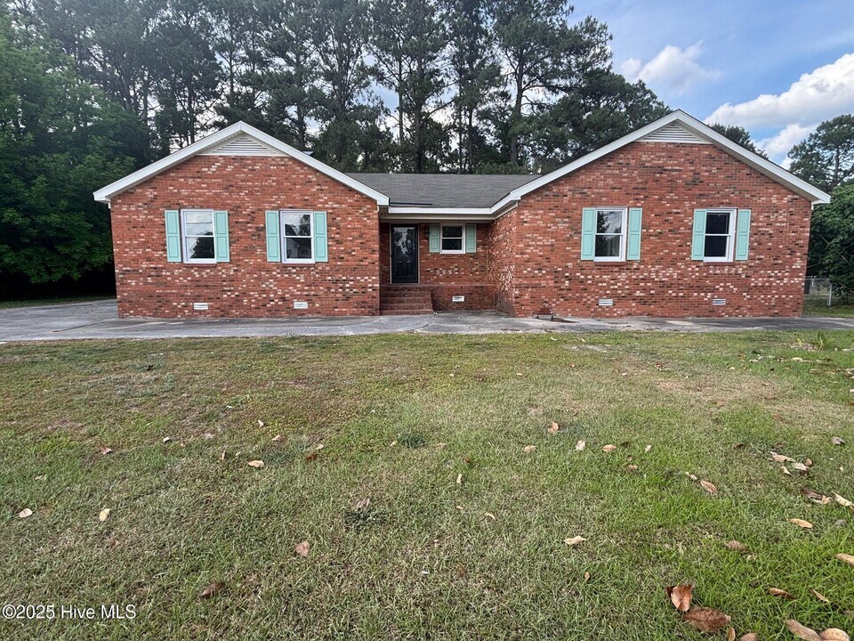 2415 Bells Fork Rd in Greenville, NC - Building Photo