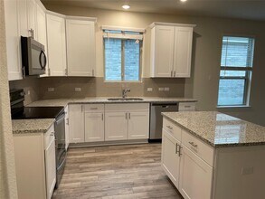 105 Onna St in Taylor, TX - Building Photo - Building Photo