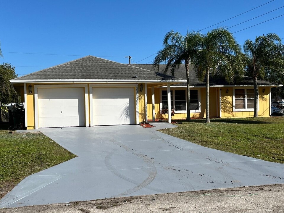 2351 SE Maize St in Port St. Lucie, FL - Building Photo