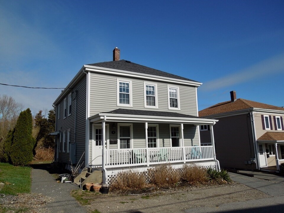 4 Peck St in Kingston, MA - Foto de edificio
