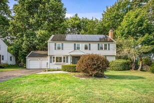 8 Tanglewood Rd in West Hartford, CT - Building Photo